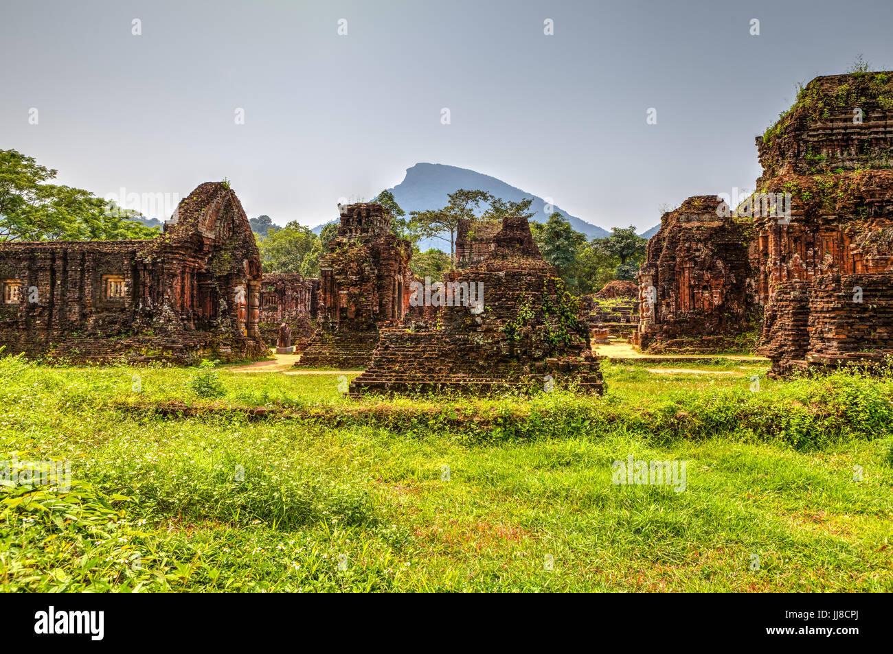 Duy Phu, mein Sohn Tempel, Vietnam - 14. März 2017: Ruinen von Hindu-Tempel mitten im Dschungel, UNESCO-Weltkulturerbe Stockfoto