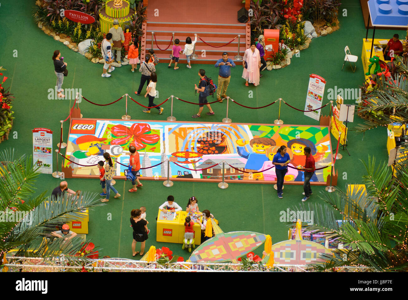 Fotos von der Veranstaltung "Let's Go Raya" Lego im Einkaufszentrum Pavillion KL. Diese Veranstaltung ist Teil des muslimischen Fastenmonats Ramadan feiern. T Stockfoto