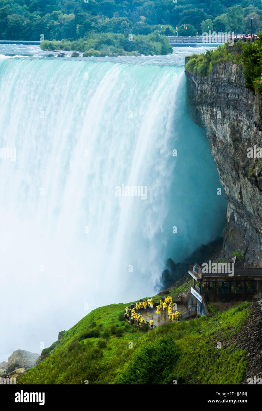 Besucher nach Niagara Falls, Kanada sehen die Fälle von einem Aussichtspunkt Mitte Weg der Wasserfall Stockfoto