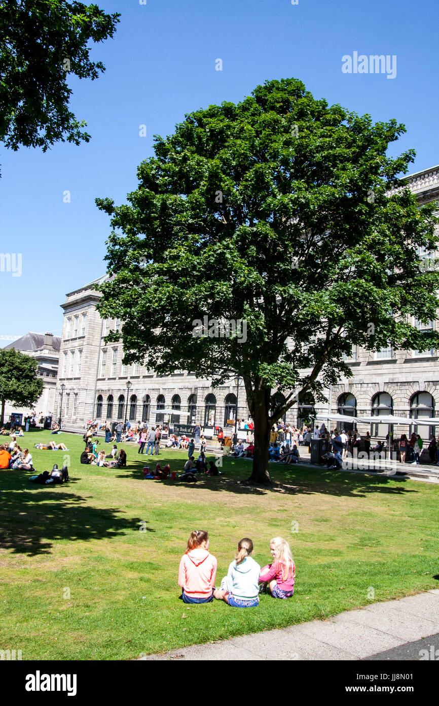 Touristen Anstellen an das Buch von Kells, Trinity College, Dublin, Irland Stockfoto