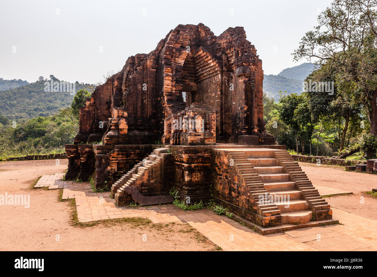 Duy Phu, mein Sohn Tempel, Vietnam - 14. März 2017: Ruinen von Hindu-Tempel mitten im Dschungel, UNESCO-Weltkulturerbe Stockfoto