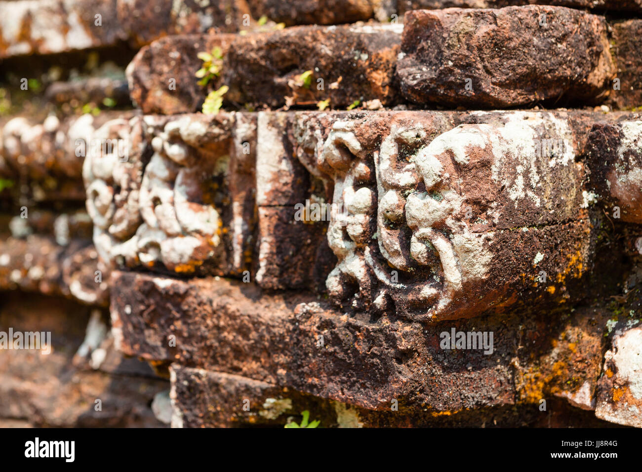 Duy Phu, mein Sohn Tempel, Vietnam - 14. März 2017: Ruinen von Hindu-Tempel mitten im Dschungel, UNESCO-Weltkulturerbe Stockfoto