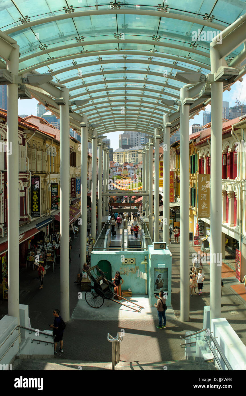 Auf der Suche nach Südosten entlang Pagoda Street, Chinatown, Singapur Stockfoto