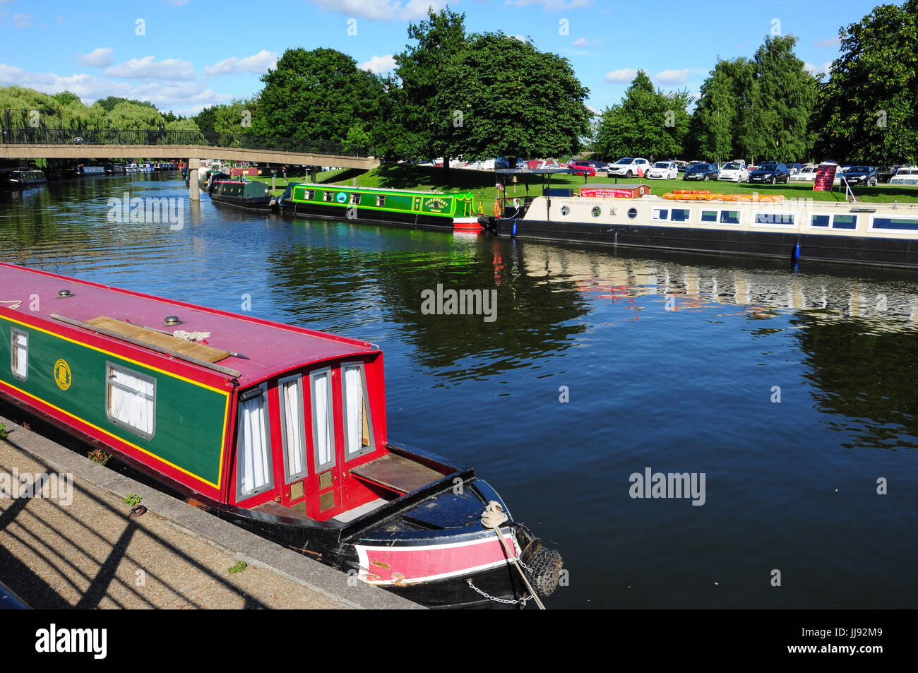 Schmale Boote vertäut auf den Fluss Great Ouse in Ely, Cambridgeshire, England, UK Stockfoto