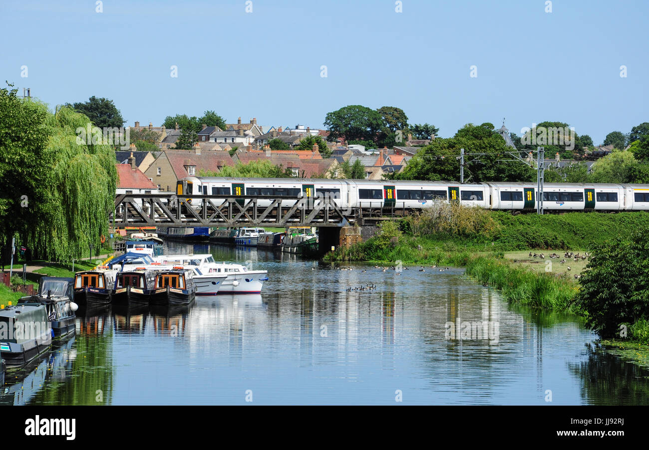 Klasse 387 elektrische Triebzug überquert den Fluss Great Ouse bei Ely, Cambridgeshire, England, UK Stockfoto