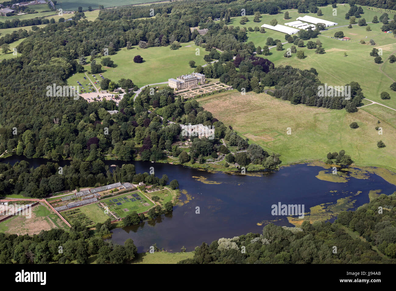 Luftaufnahme von Harewood House Estate aus über den Zierteich und Garten, in der Nähe von Leeds, UK Stockfoto