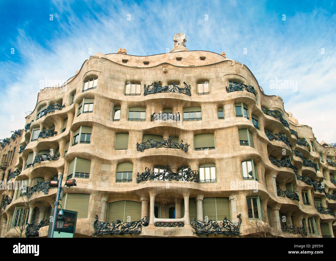 berühmte Pedrera Gebäude von Antonio Gaudi vor blauem Himmel mit Wolken, Barcelona, Katalonien, Spanien Stockfoto