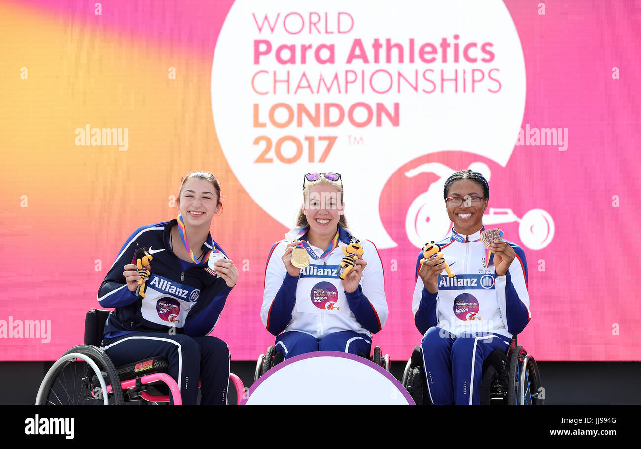 Great Britain Hannah Cockroft (Mitte) und Kare Adenegan (rechts) mit USAs Alexa Halko mit ihren Medaillen nach den Frauen T34 800m Finale Tag fünf der 2017 Para Leichtathletik-Weltmeisterschaften in London Stadion. Stockfoto