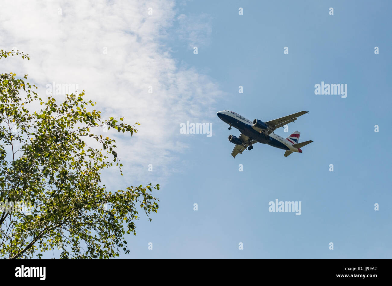 Düsen auf Annäherung an Leeds Bradford Airport, gehen über Otley Chevin, West Yorkshire, im Sommer 2017 Stockfoto