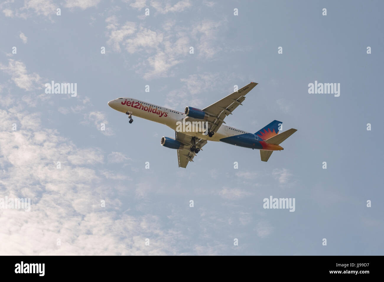 Düsen auf Annäherung an Leeds Bradford Airport, gehen über Otley Chevin, West Yorkshire, im Sommer 2017 Stockfoto