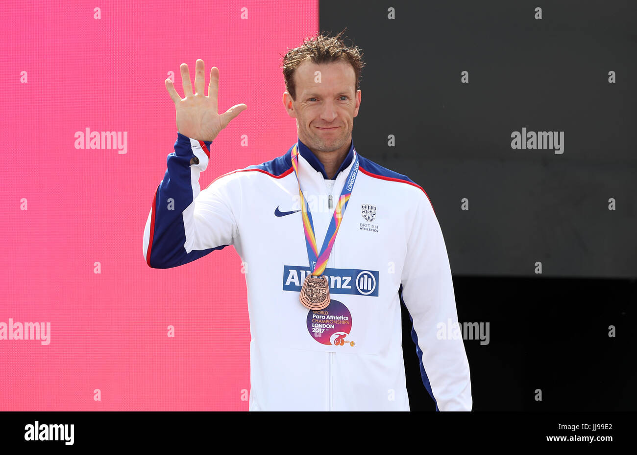 Großbritanien Richard Whitehead mit seiner Bronzemedaille nachdem die Männer 100 m-Finale T42 tagsüber fünf der 2017 Para Leichtathletik-Weltmeisterschaften in London Stadion. Stockfoto
