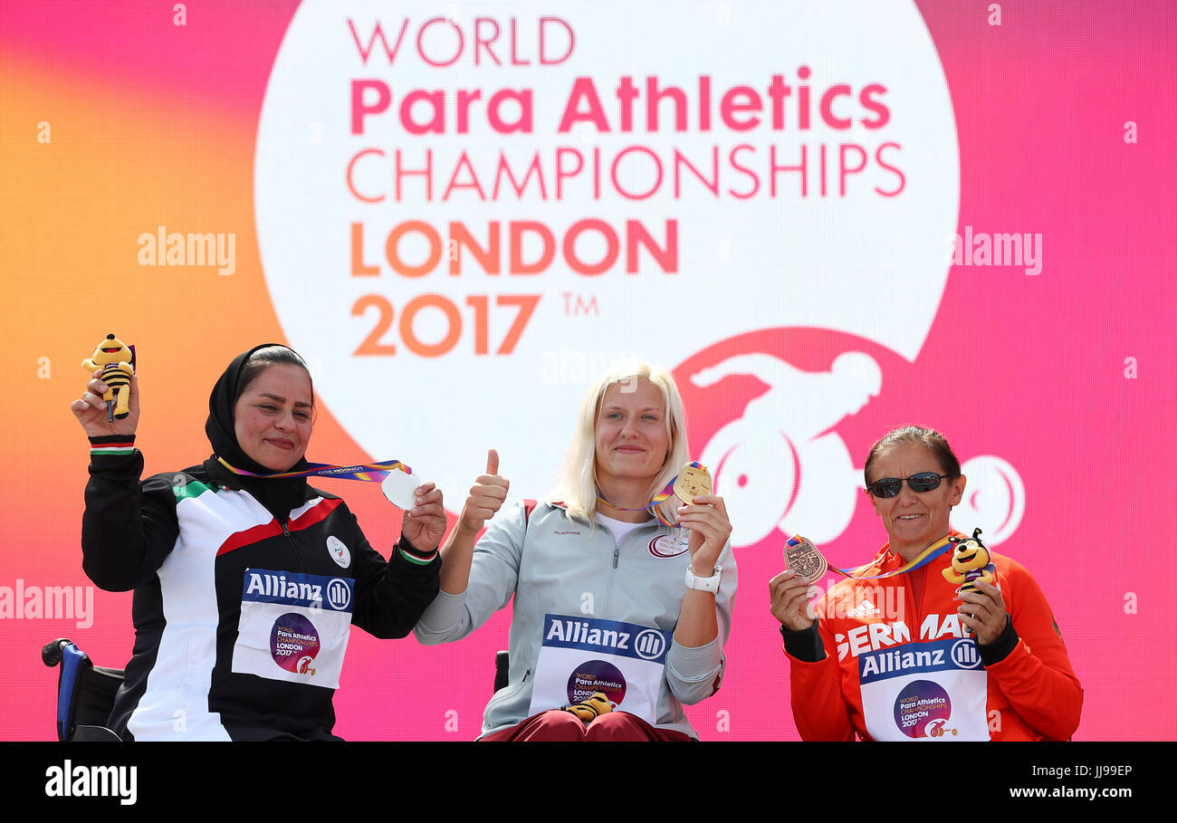 Lettlands Diana Dadzite (Cente) mit ihrem Gold Medaille mit Irans Hashemiyeh Motaghian Movavi (links) und Deutschlands Martina nach der Frauen Speer werfen F56 endgültige tagsüber fünf 2017 Para Leichtathletik WM London Stadium bereit. Stockfoto