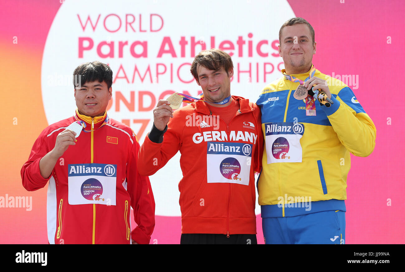 Deutschlands Sebastian Dietz (Mitte) mit Chinas Cuiqing Li (links) und der Ukraine Mykola Dibrova mit ihren Medaillen nach die Männer Kugelstoßen F36 letzte Tag fünf der 2017 Para Leichtathletik-Weltmeisterschaften in London Stadion. Stockfoto