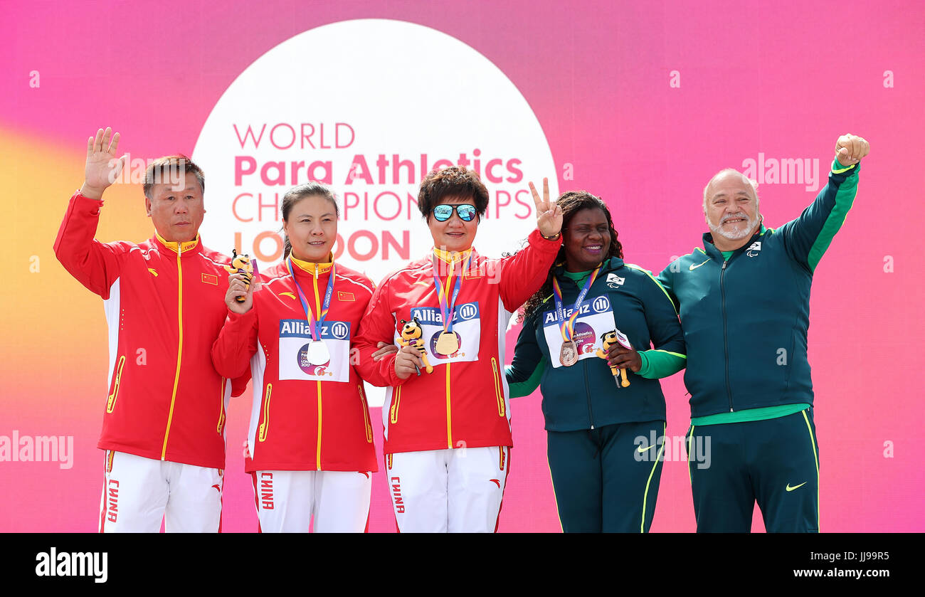 Chinas Liangmin Zhang (Mitte) und Hongxia Tang (links) mit Brasiliens Izabela Campos mit ihren Medaillen nach der Frauen Diskus werfen F11 letzte Tag fünf der 2017 Para Leichtathletik-Weltmeisterschaften in London Stadion. Stockfoto