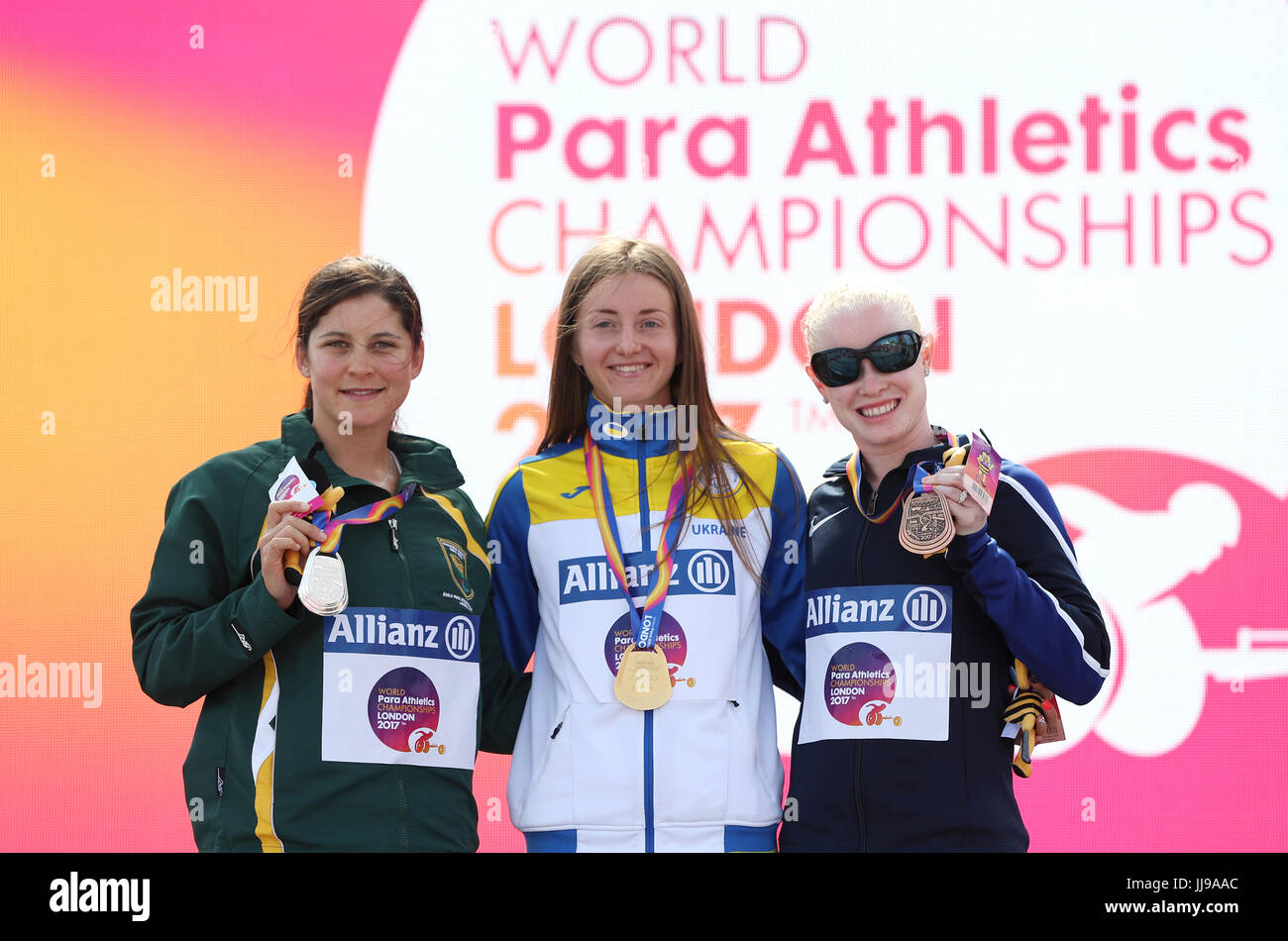 Der Ukraine Leilia Adzhametova (Mitte), Südafrikas Ilse Hayes (links) und Amerikas Kym Crosby mit ihren Medaillen nach der Frauen 100 m-Finale T13 tagsüber fünf der 2017 Para Leichtathletik-Weltmeisterschaften in London Stadion. Stockfoto