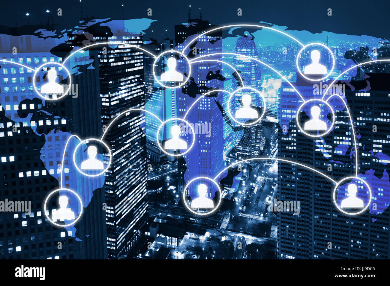 Globale Business-Netzwerk-Konzept mit Ikonen der Menschen auf der Welt Karte und City-Skyline mit Bürogebäude im Hintergrund, Doppelbelichtung verbunden Stockfoto