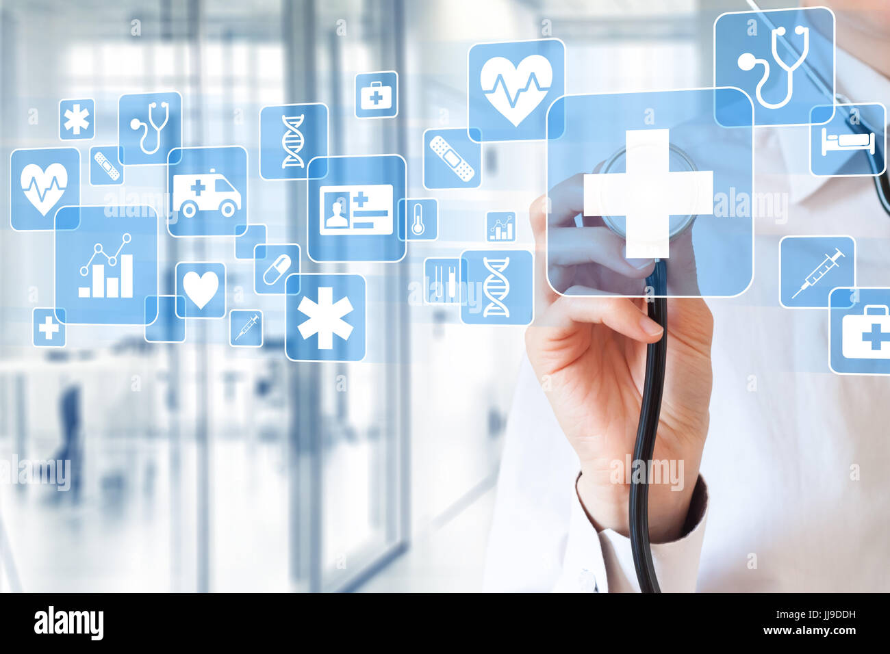 Weiblichen Arzt Hand mit Stethoskop berühren Symbole über Gesundheitsdienstleistungen auf virtuellen Bildschirm mit Krankenhaus innen im Hintergrund Stockfoto