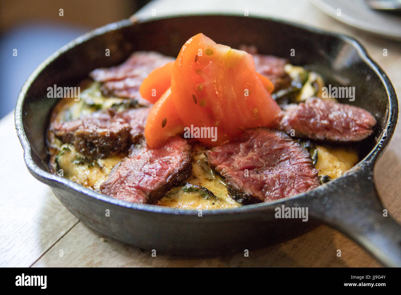 Steak-Frittata mit Knoblauch Aioli, eingelegte Tomaten am Donnerstag Küche, East Village, New York City Stockfoto