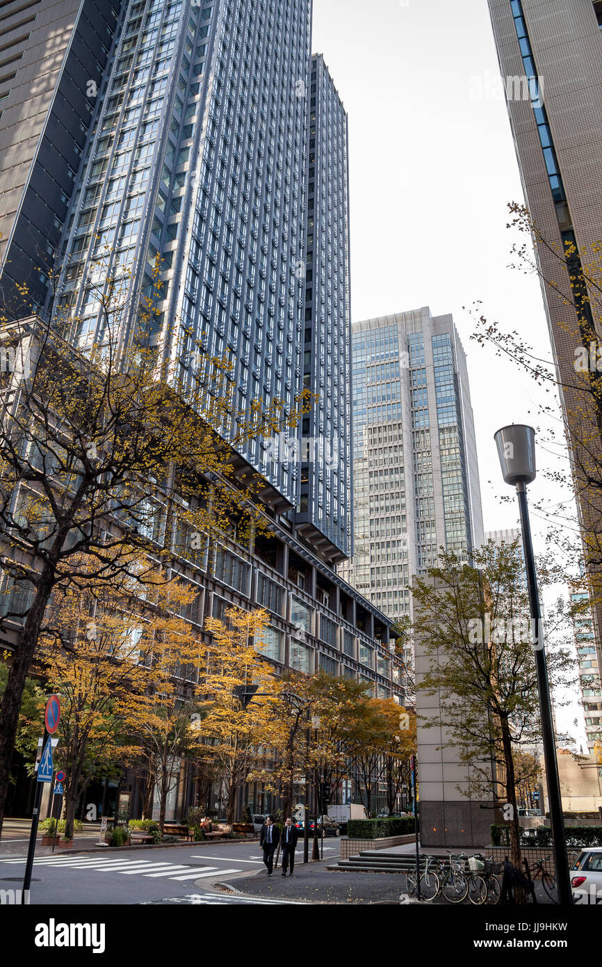 Japanische Geschäftsleute gehen die ruhigen Straßen des Financial District im Herbst, Tokio, Japan. Stockfoto