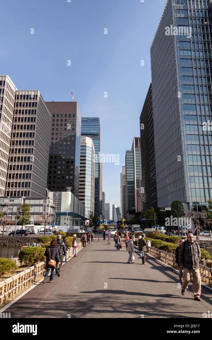 Der Imperial Palace East Gardens (Burgtor) Eingang, gegenüber der Financial District von Tokio, Japan Stockfoto