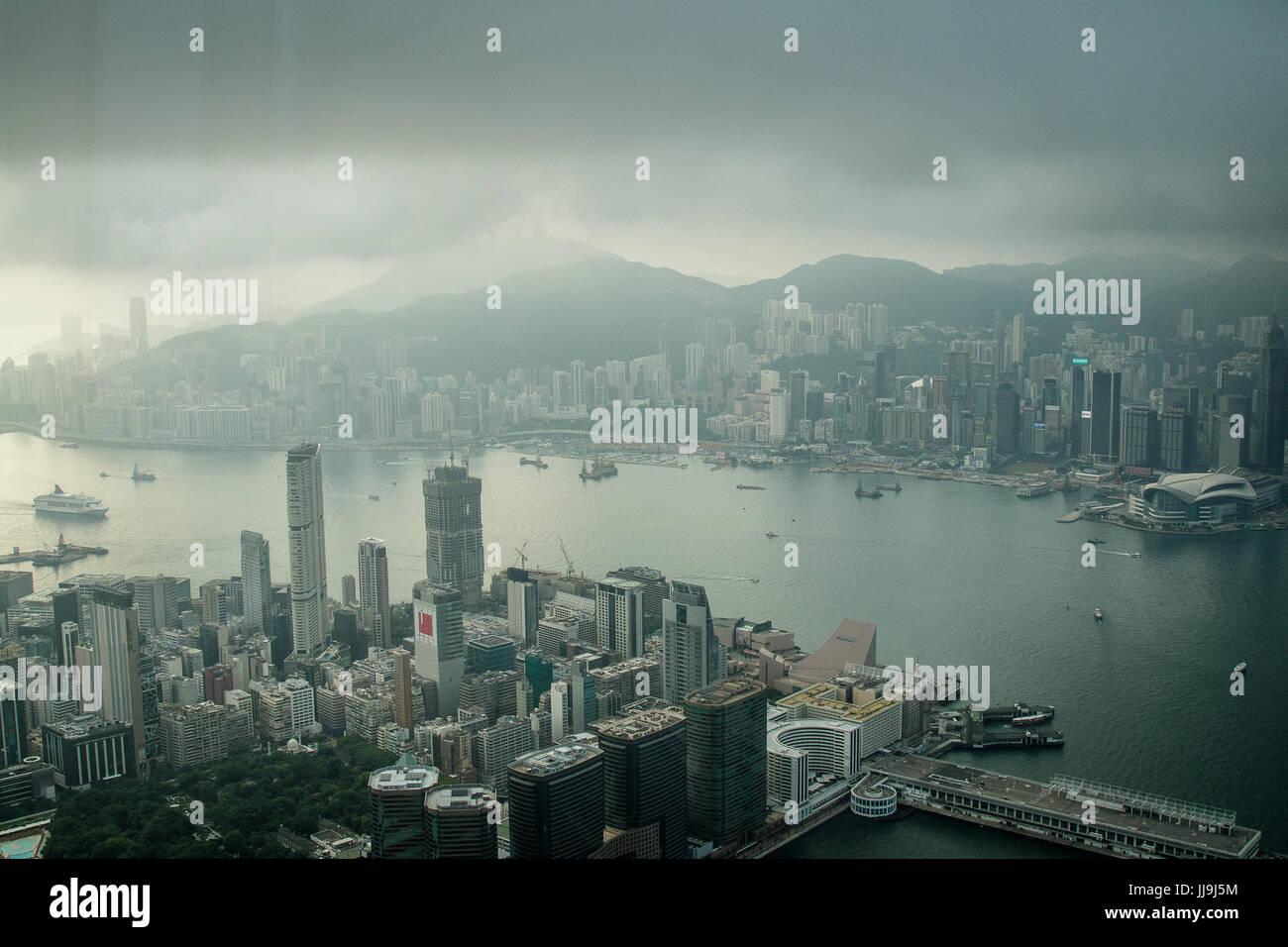 Blick auf Victoria Harbour vom Ritz Carlton, 108 Stock des ICC, Hong Kong Stockfoto