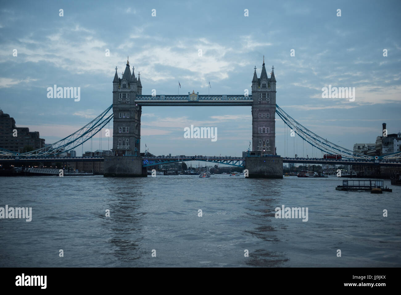 London, UK, mit Blick auf die Tower Bridge Stockfoto