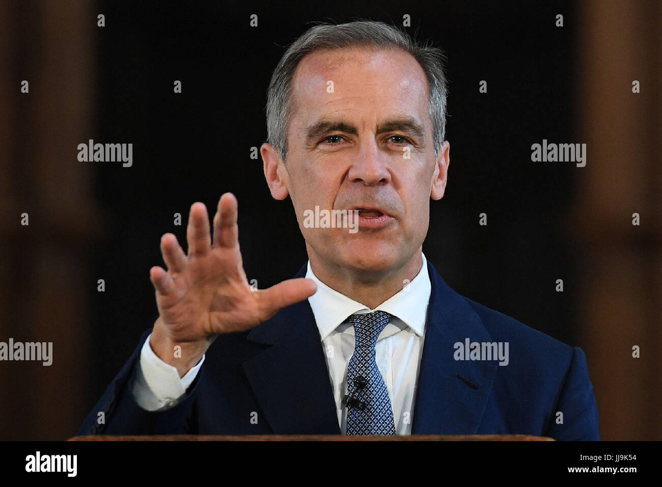 Der Gouverneur der Bank of England, Mark Carney, während der Enthüllung der neuen £10-Note mit Jane Austen in der Winchester Cathedral, die den 200. Todestag von Austen feiert. Stockfoto