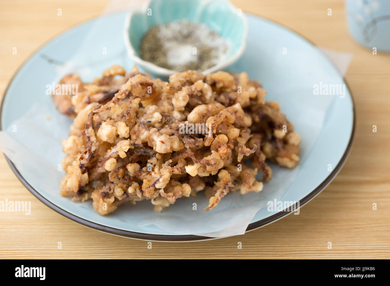 Die Ansicht der frittierten Tintenfisch japanische Köstlichkeiten auf den Tisch. Stockfoto