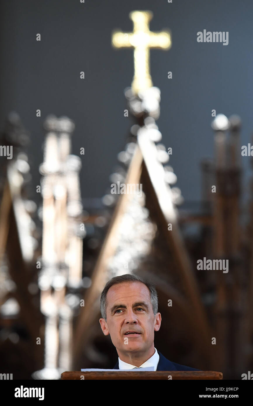 Der Gouverneur der Bank of England, Mark Carney, während der Enthüllung der neuen £10-Note mit Jane Austen in der Winchester Cathedral, die den 200. Todestag von Austen feiert. Stockfoto