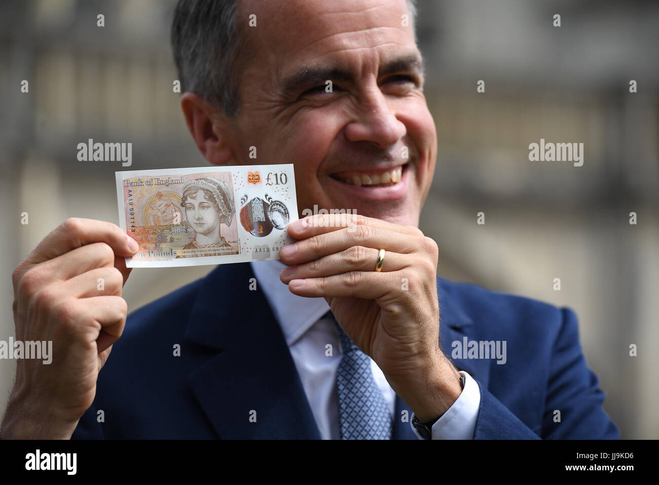 Der Gouverneur der Bank of England, Mark Carney, während der Enthüllung der neuen £10-Note mit Jane Austen in der Winchester Cathedral, die den 200. Todestag von Austen feiert. Stockfoto