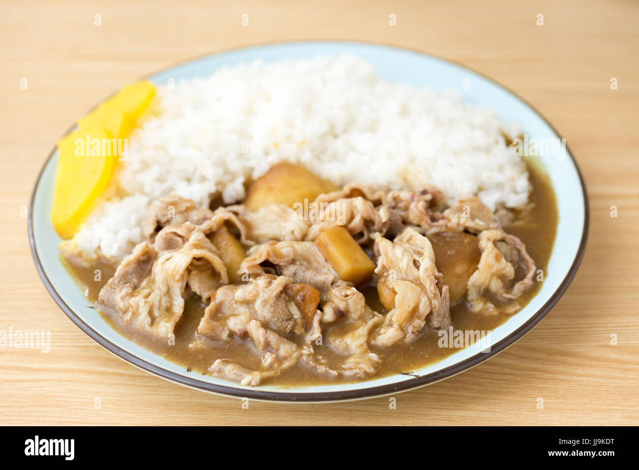 Die Ansicht der japanischen Köstlichkeiten Curry Rindfleisch Reis auf den Tisch. Stockfoto