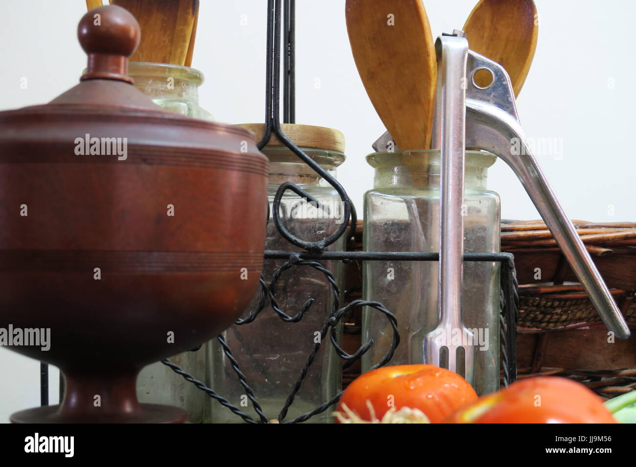 Schleifen Topf mit Gläsern und Werkzeuge im Hintergrund. und Tomaten Stockfoto