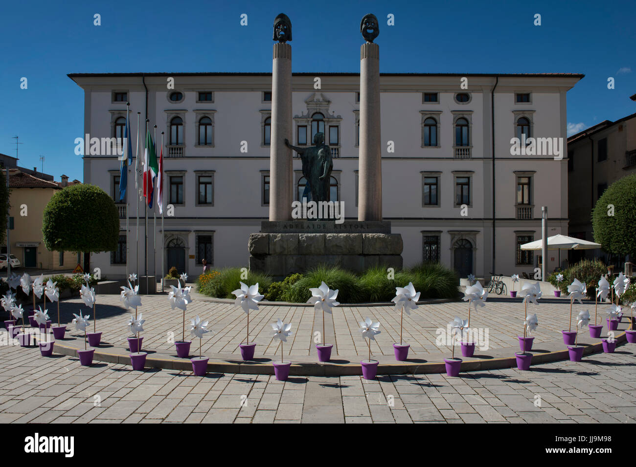 Forum Julius Caesar (Foro Giulio Cesare) mit den nationalen Internat und Adelaide Kommission Denkmal in Cividale del Friuli, Friaul, Italien. Stockfoto