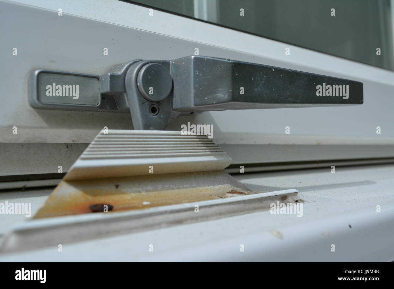 Abschließbarer Alu-Fenster Befestigung Griff auf außerhalb UPVC doppelt verglaste Fenster re hex Schlüsselsicherheit alte Armatur Stockfoto