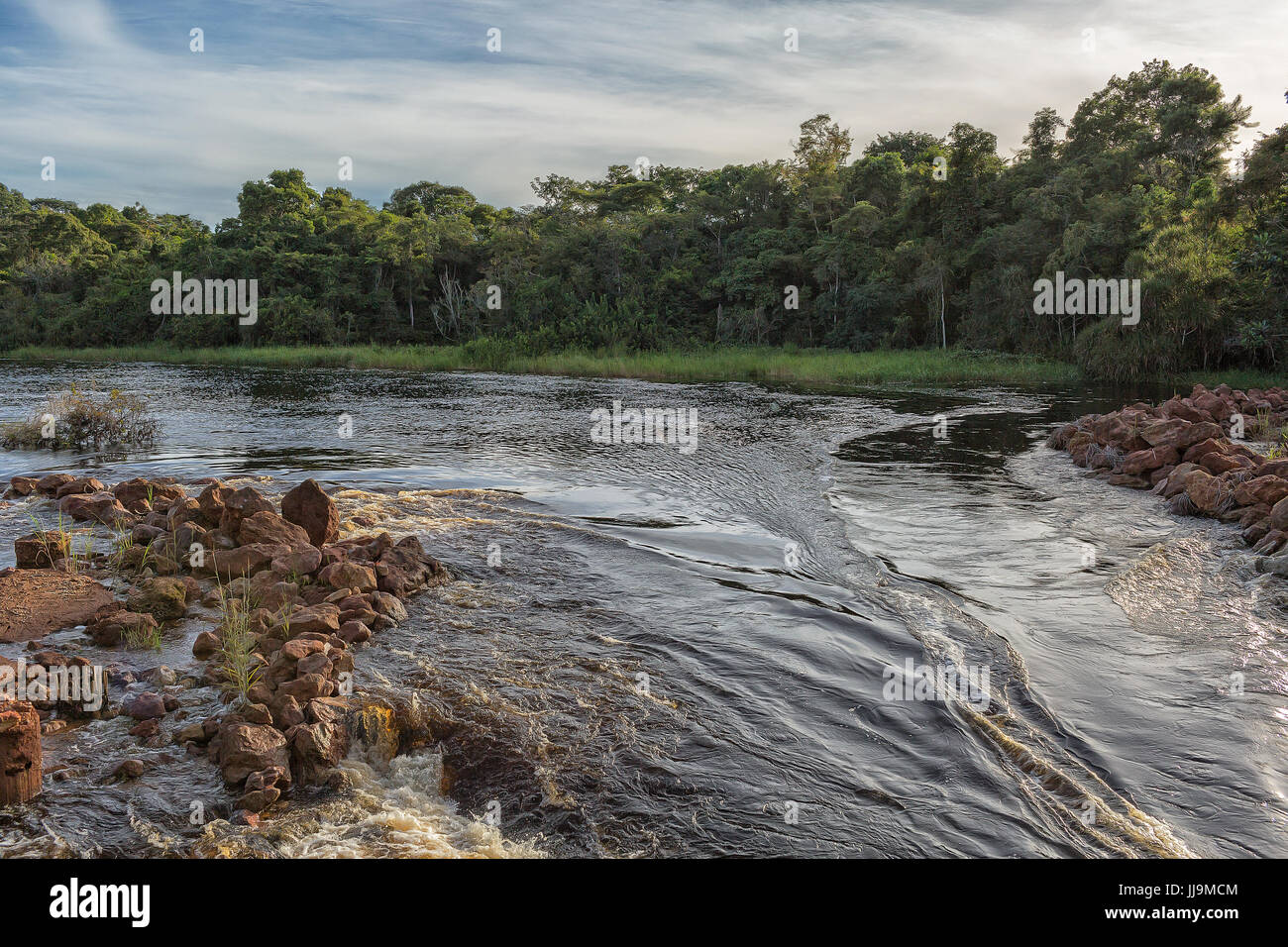 Fließend afrikanischen Fluss in Angola. Stockfoto