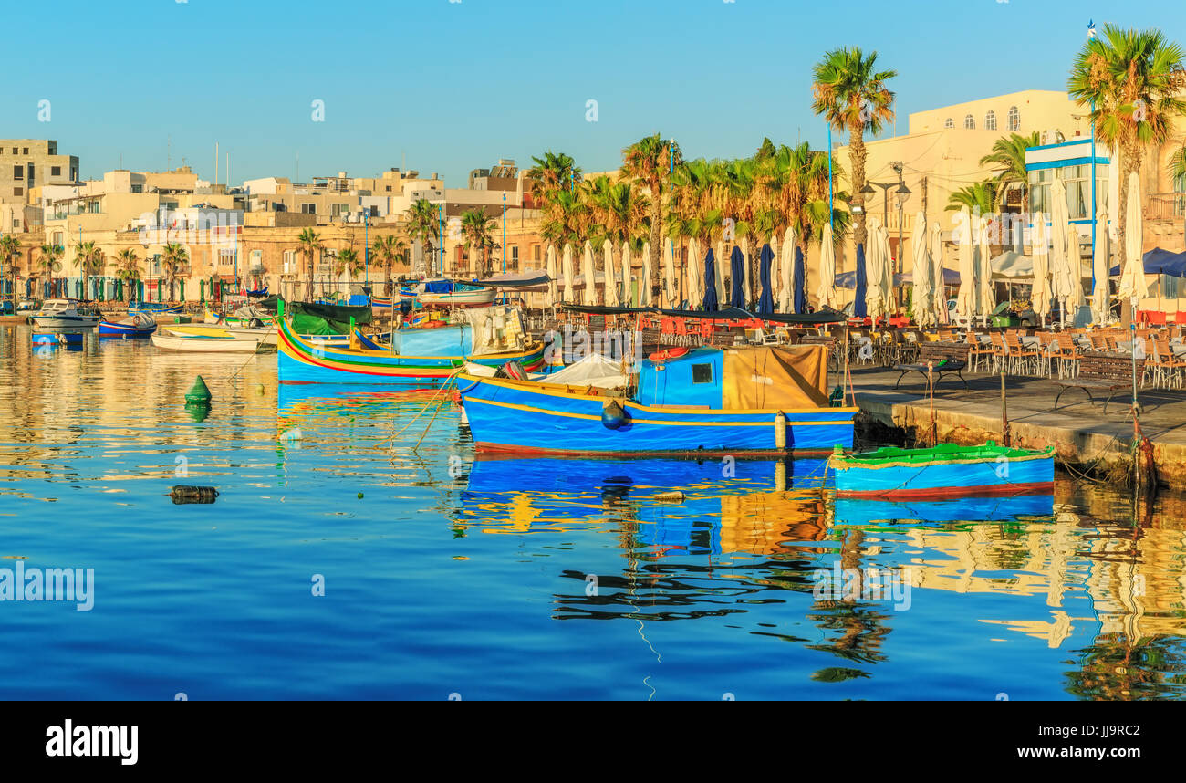 Blick zum Hafen mit bunten traditionellen Booten im Fischerdorf in Malta Stockfoto
