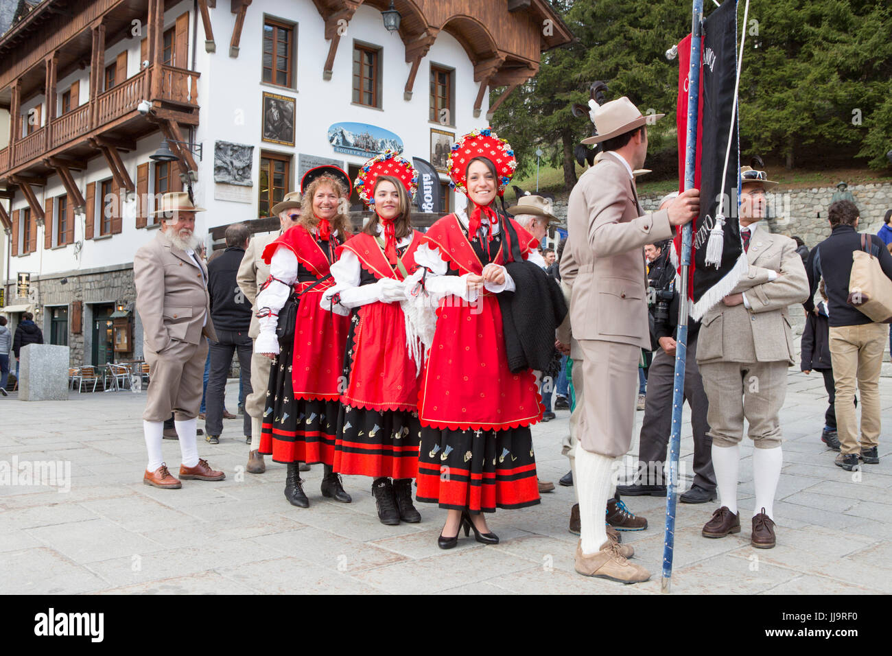 Eine Gruppe von italienischen Bergführer sind gekleidet in traditioneller Kleidung die Guide Alpine Courmayeur für einen Umzug durch das Dorf Courmayeur. Stockfoto