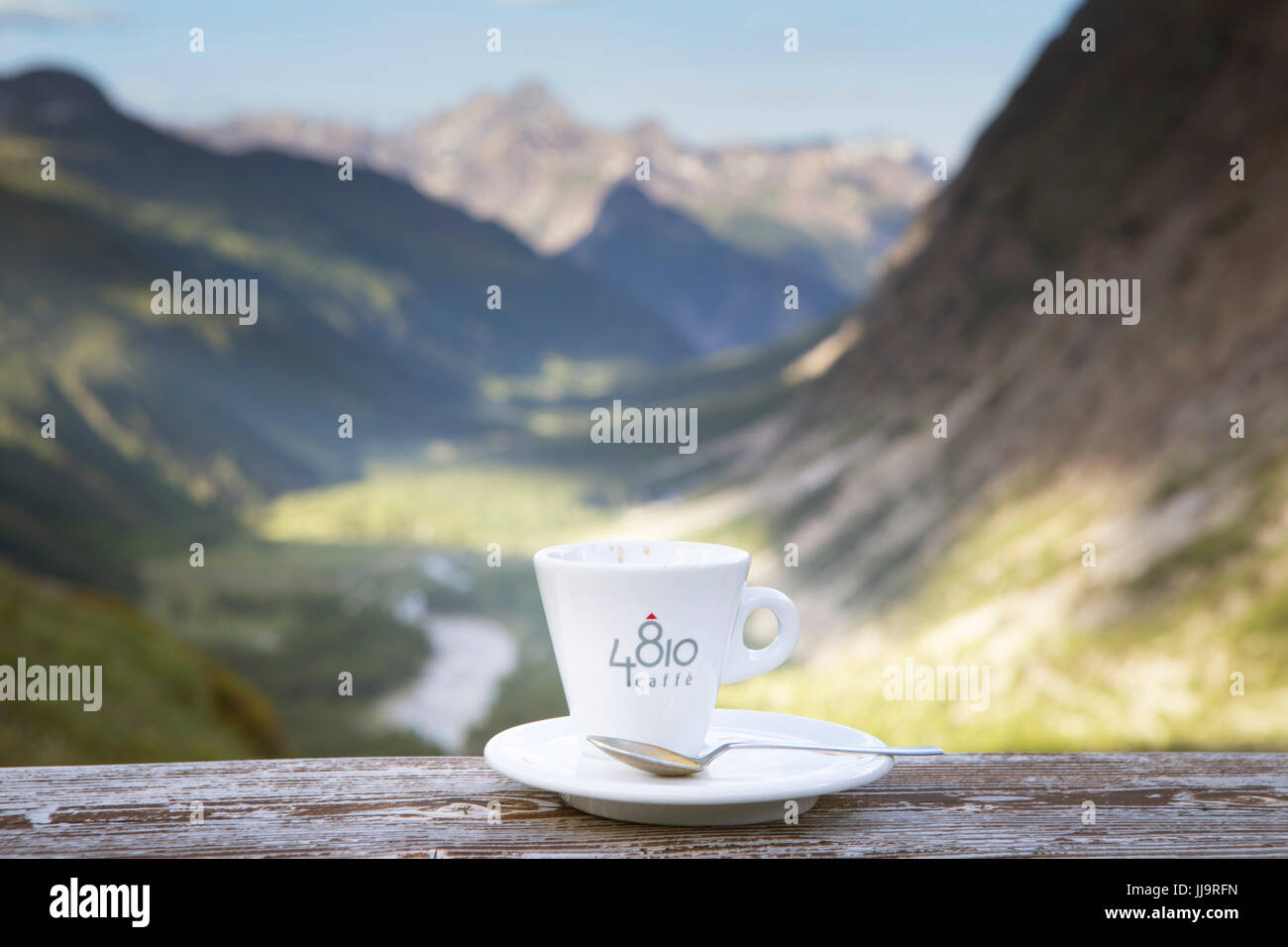 Eine Tasse italienischen Kaffee (Espresso) der Marke 4810 (die Höhe des Mont Blanc in Metern) im Val Ferret in der Nähe von Courmayeur. Dies ist zur Hälfte der Tour du Mont Blanc, ein klassisches trekking rund um den höchsten Gipfel der Alpen, das geht durch Frankreich, Italien und der Schweiz. Stockfoto