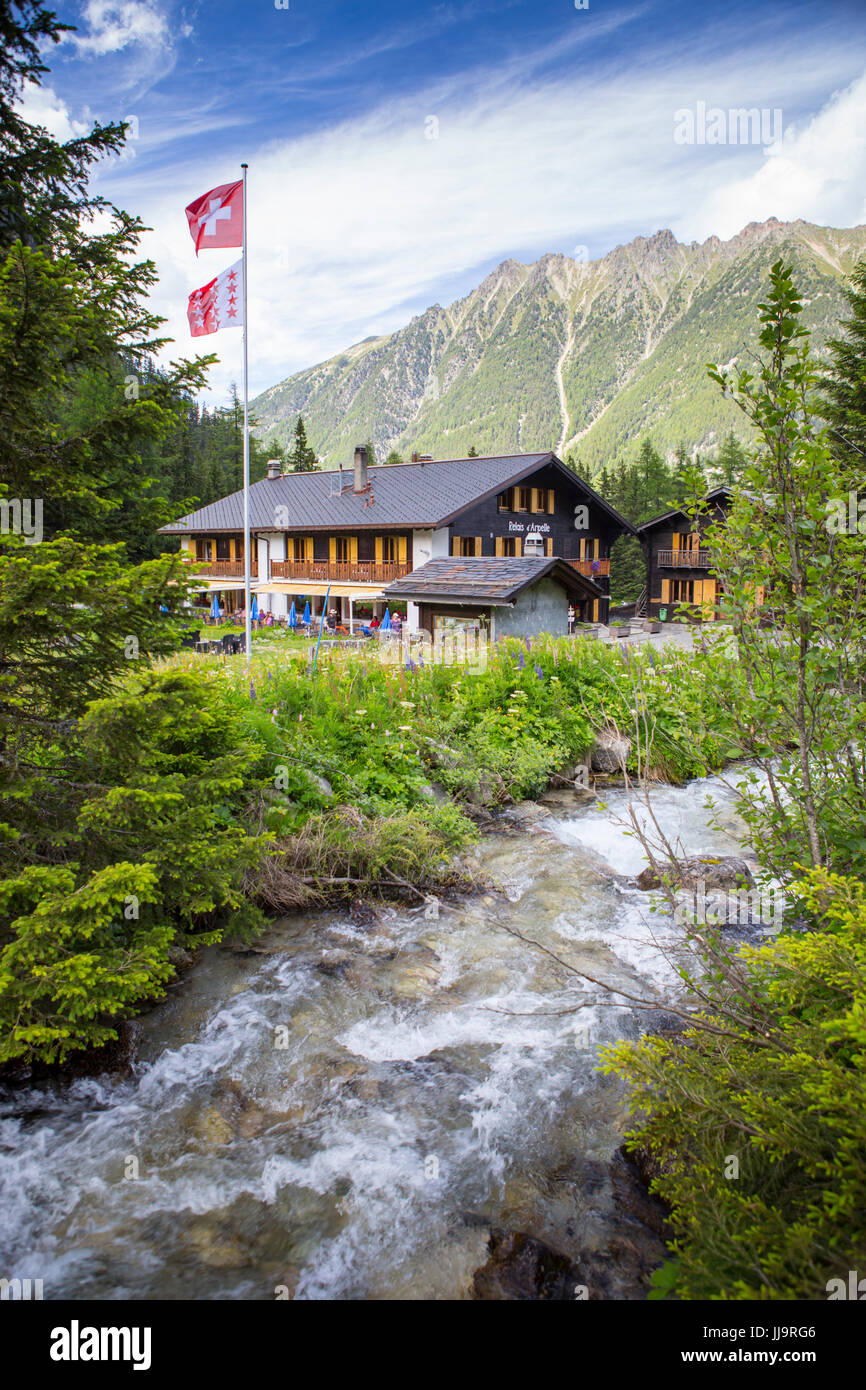 Das Relais Arpette, einer Berghütte in der Nähe von Schweizer Champex, auf der Tour du Mont Blanc, ein klassisches Multi-Tages-Wanderung, die durch Frankreich, Italien und der Schweiz geht. Stockfoto