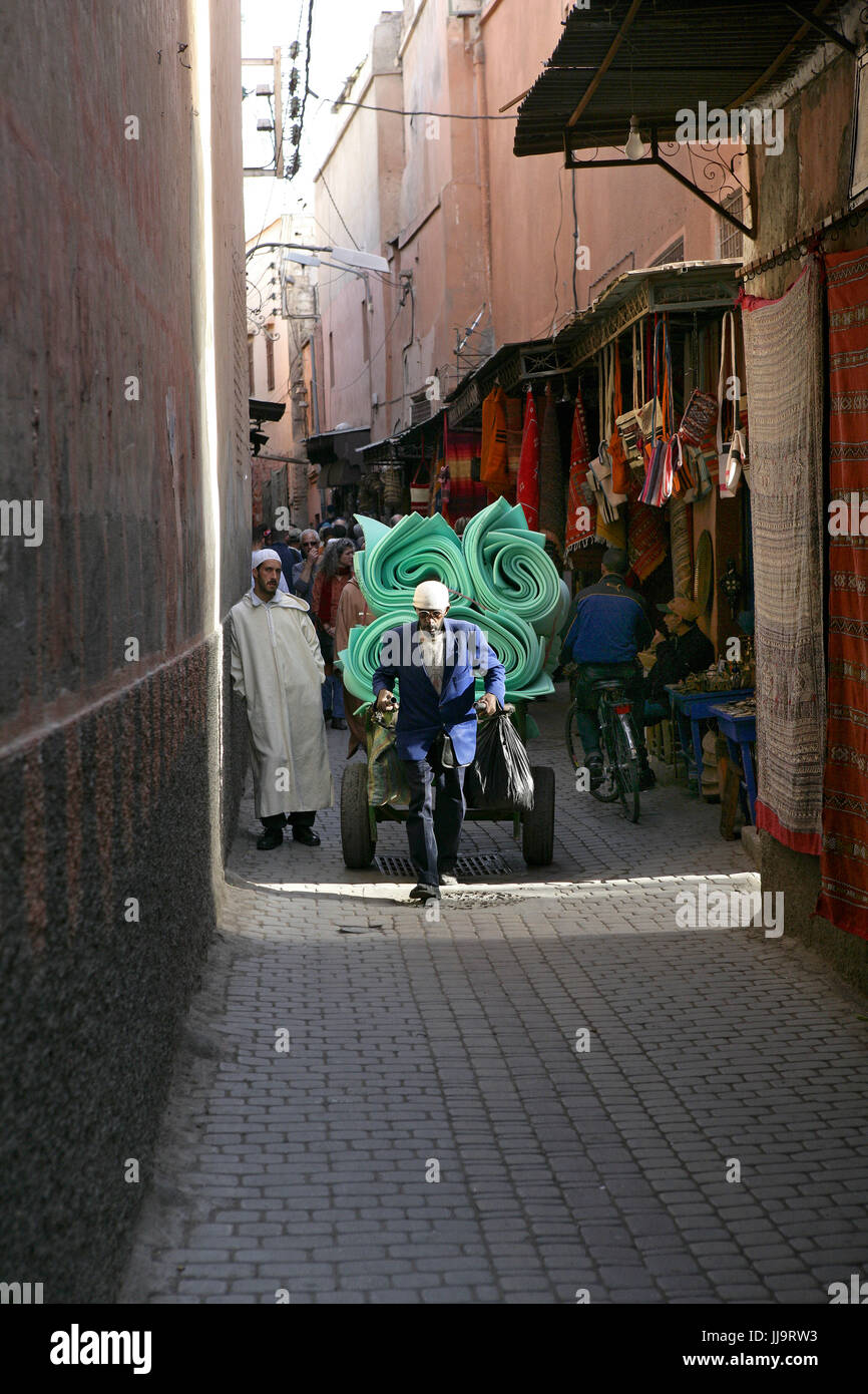 Platz Djemma el Fna und der Koutoubia-Moschee in der Abenddämmerung, Marrakesch, Marokko, Nordafrika, Afrika Stockfoto