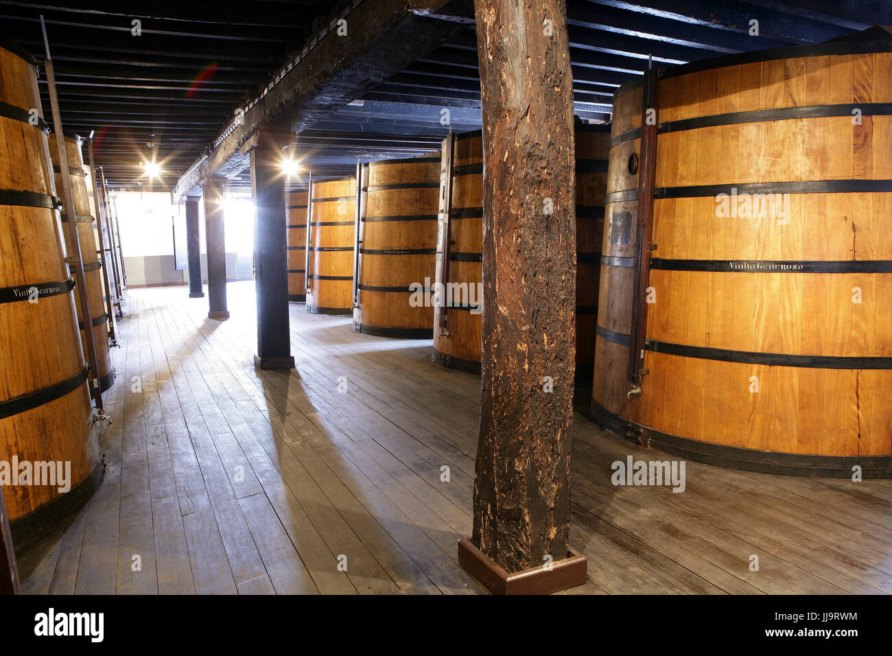 Fässer von Madeira-Wein in einem Keller bei Blandy es Wine Lodge, Funchal, Madeira, Portugal Stockfoto