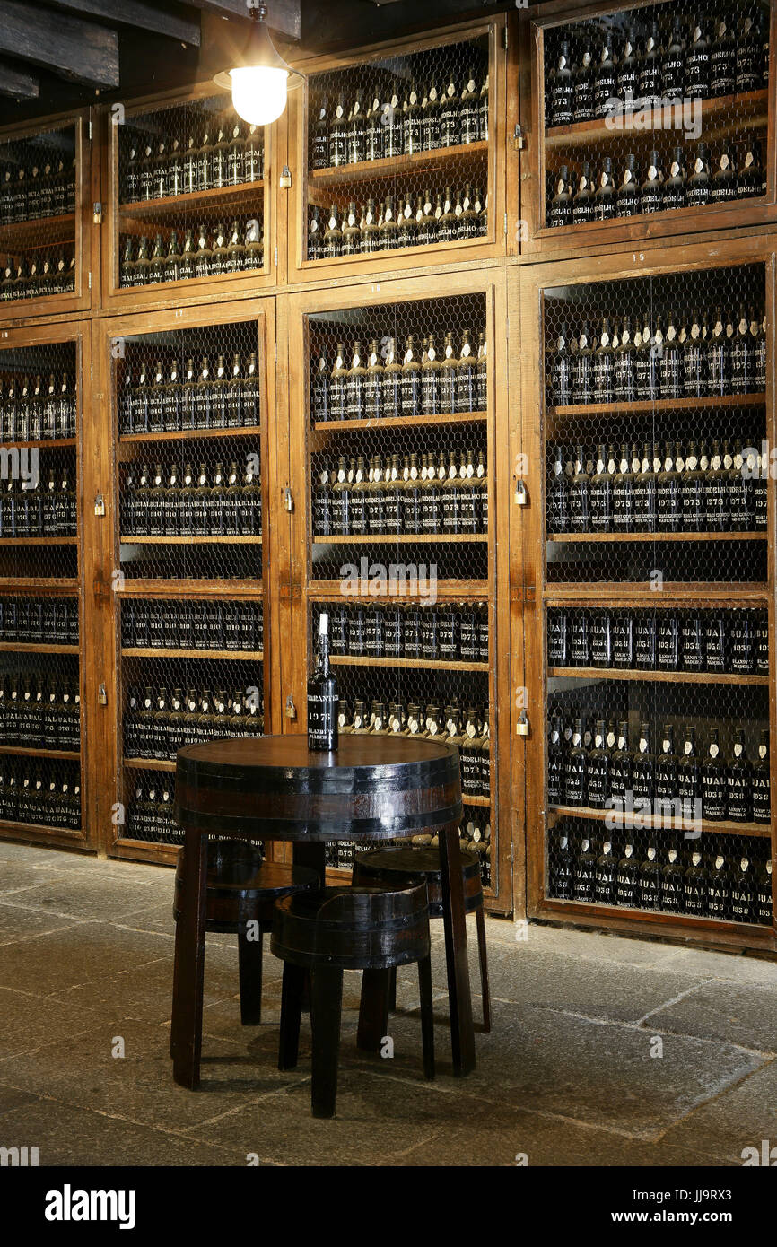 Fässer von Madeira-Wein in einem Keller bei Blandy es Wine Lodge, Funchal, Madeira, Portugal Stockfoto