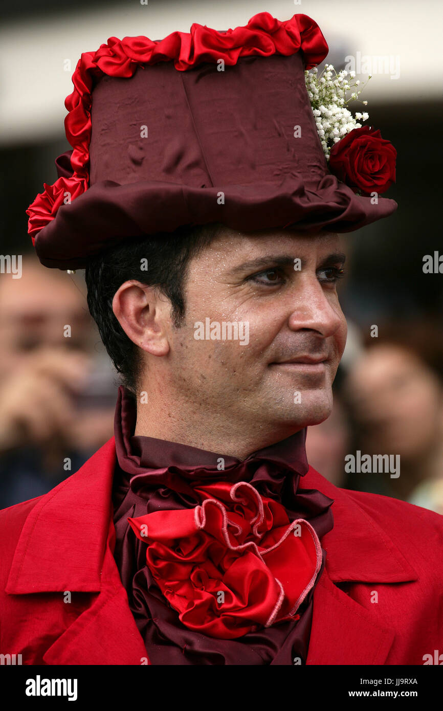 Ein Mann in einem blumigen Hut auf Madeira Festival Blumenkorso, Funchal, Madeira, Portugal Stockfoto