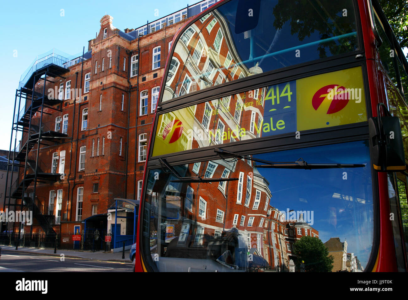 Ansicht der Rückseite des Doppeldecker-Bus und Stadthaus, Kings Road, Chelsea, London, England, UK Stockfoto