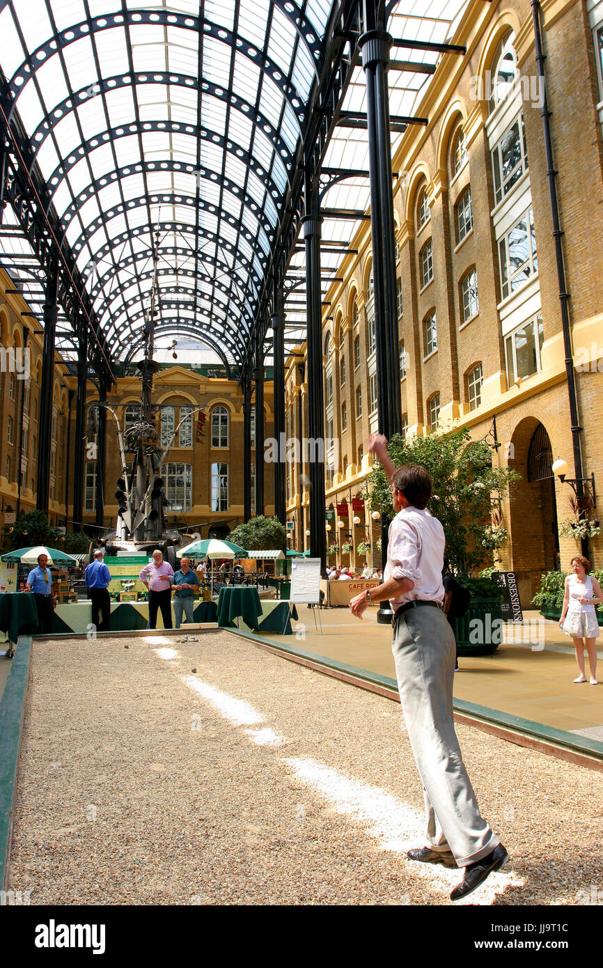 Männer spielen Boule innerhalb des Hays Galleria, London, England, UK Stockfoto