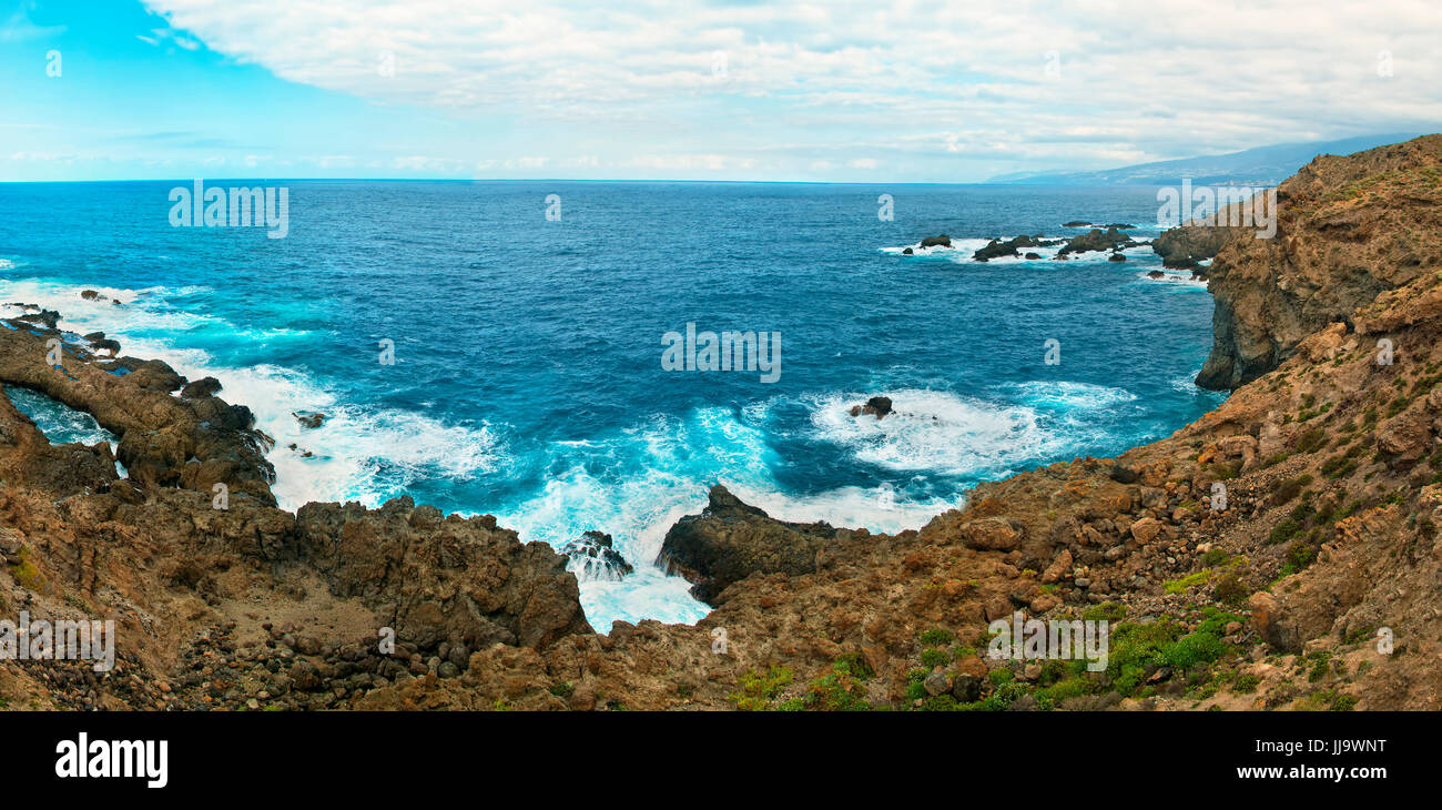 Panoramablick auf felsigen Küste und raue Gewässer des Atlantik auf Teneriffa, Kanarische Inseln, Spanien Stockfoto