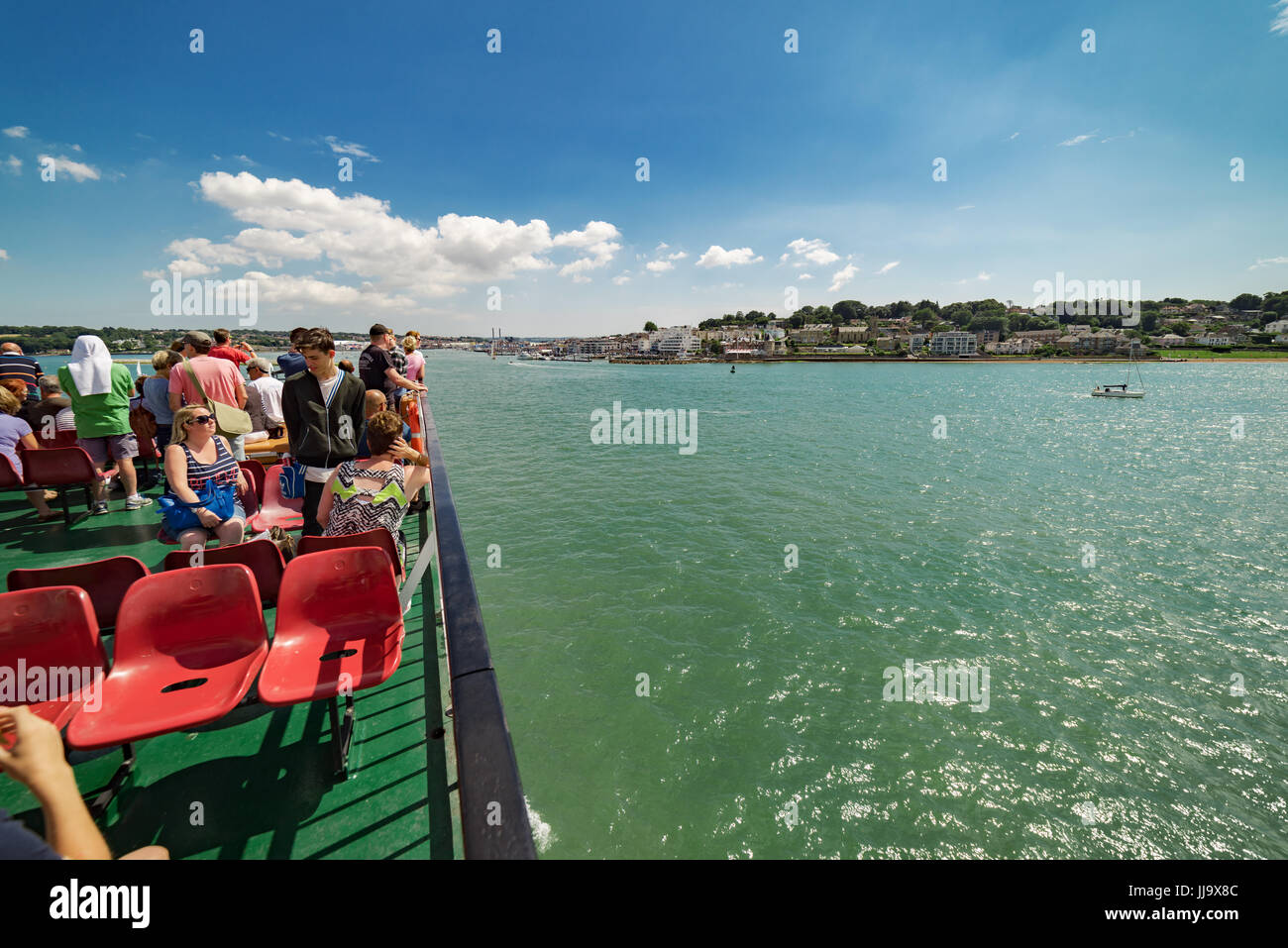 Passagiere auf dem oberen Deck des Red Funnel Fähren zwischen Southampton und Cowes auf der Isle of Wight Stockfoto