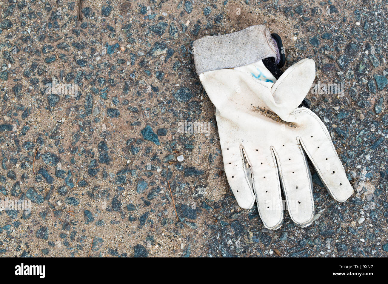aufgegeben von sportlichen Handschuhe verschmutzt, die am Boden liegen Stockfoto