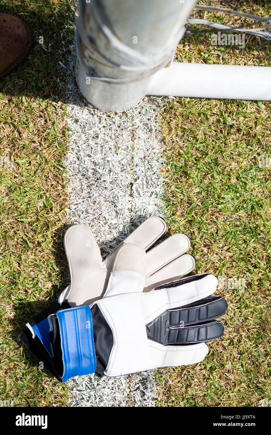 Draufsicht auf Sporthandschuhe auf Fußballplatz Stockfoto