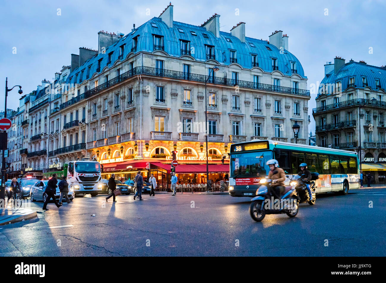 Brasserie Le Départ Saint Michel und beschäftigt Berufsverkehr auf den Straßen von Saint-Michel, Paris, Frankreich Stockfoto